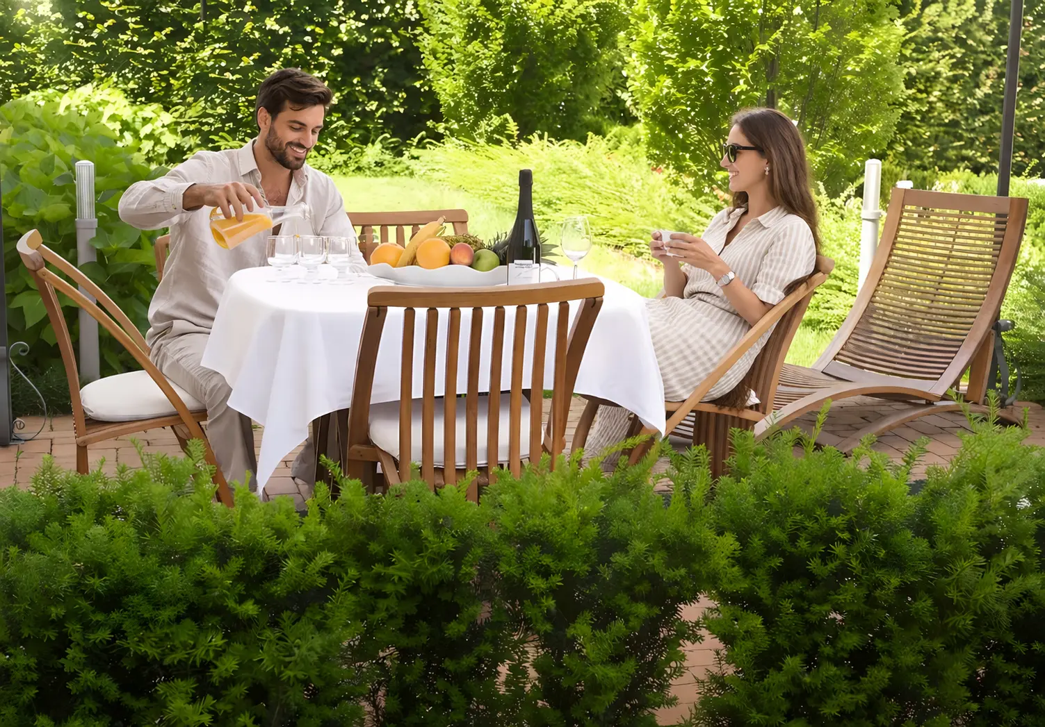 Colazione all'aperto nel giardino.